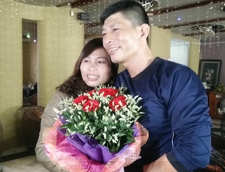 Đặt chân đến thành Vinh nhiều người hâm mộ đã đến chúc mừng anh vượt qua chẳng đường dài.